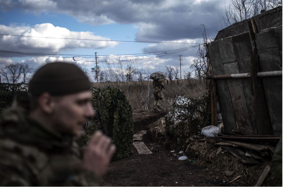 乌克兰军人运送物资