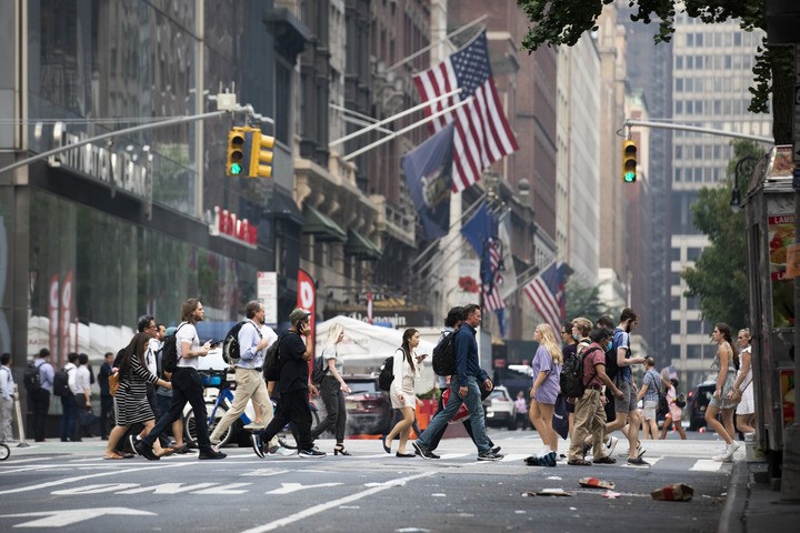 美国街头路人过马路