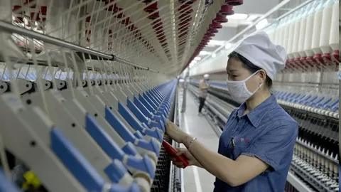 原油工人在工作