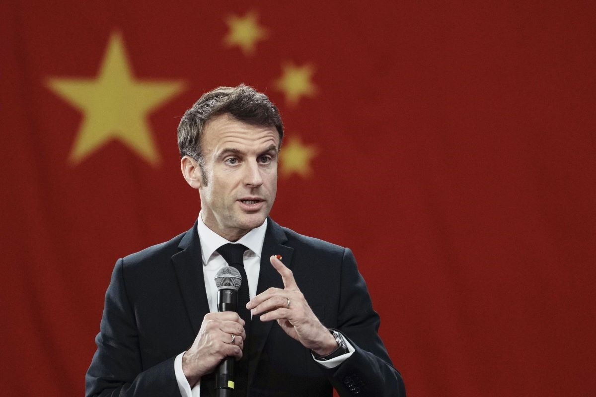 一名外国人在中国国旗背景下讲话
