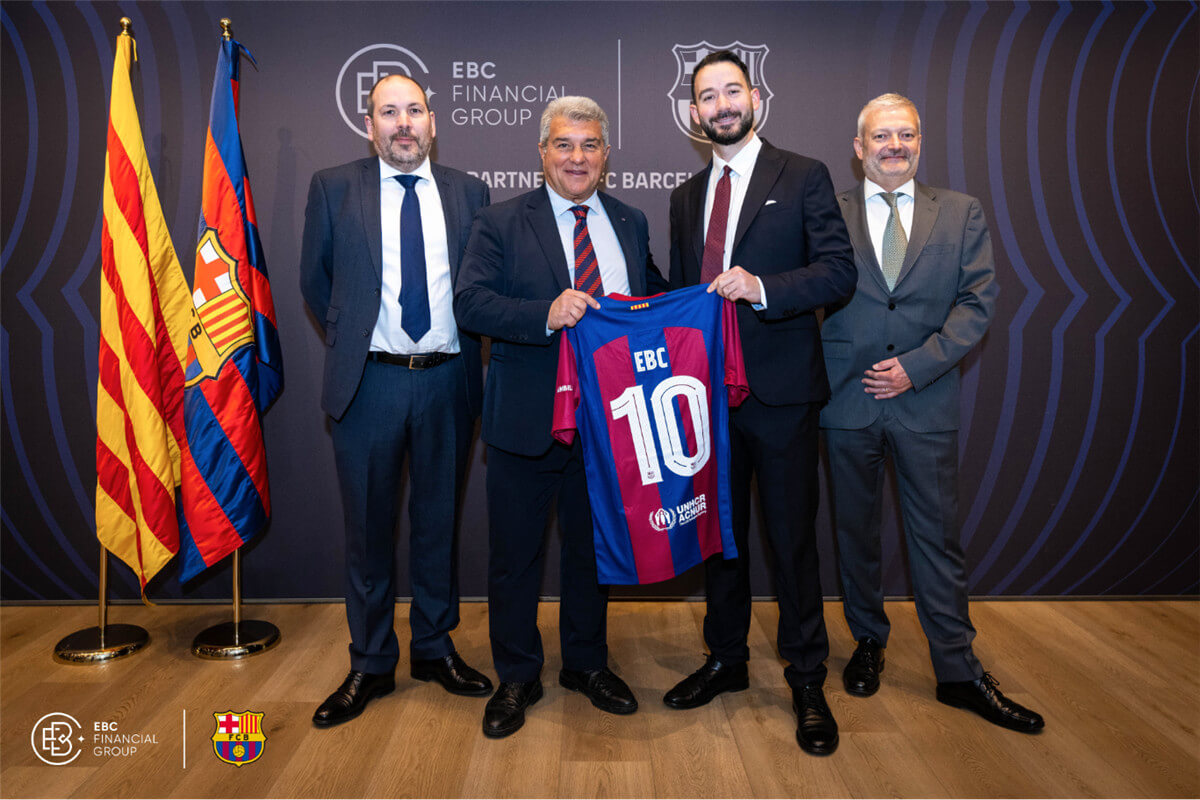 EBC takes photos with Barcelona