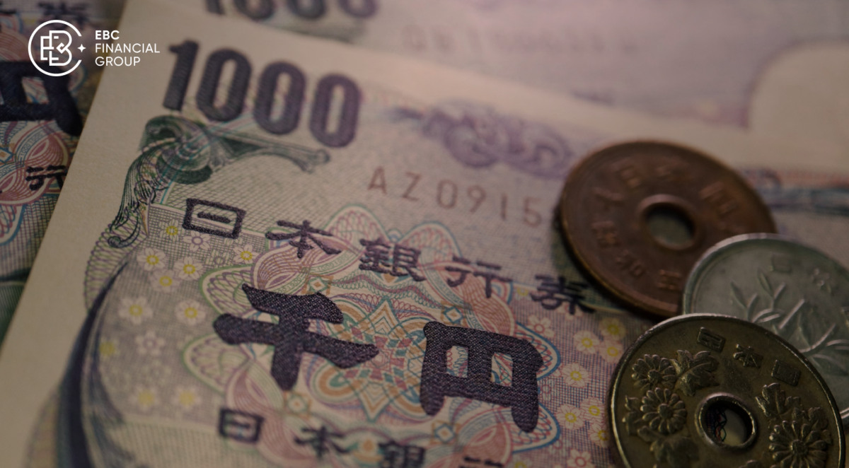 円