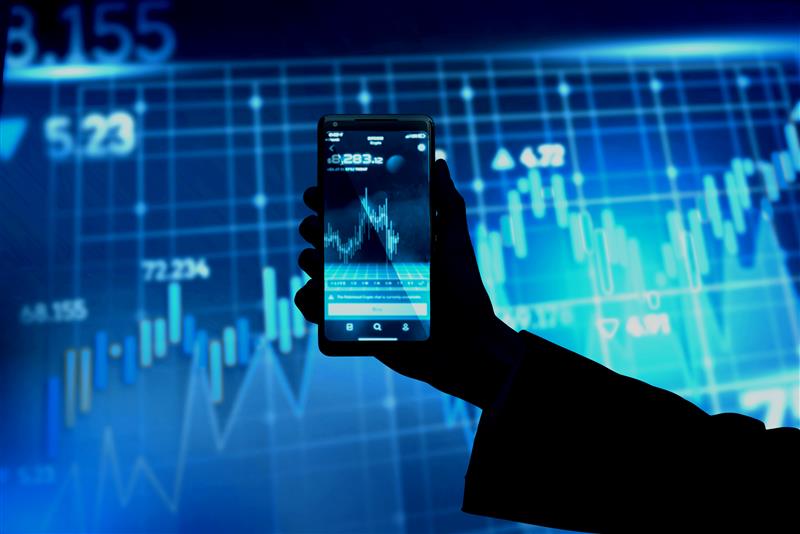 ถือโทรศัพท์ดูกราฟ Forex - EBC