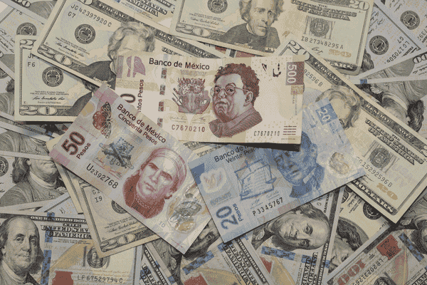 Dólares estadounidenses y pesos mexicanos