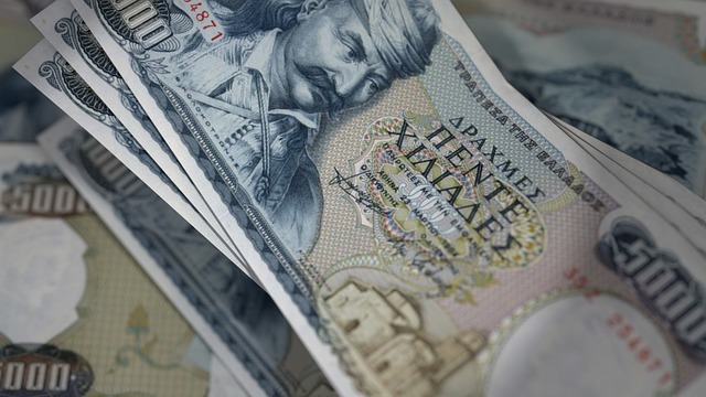Billete antiguo de dracma griego con retrato de personaje histórico y detalles tradicionales, usado antes de la adopción del euro en Grecia.