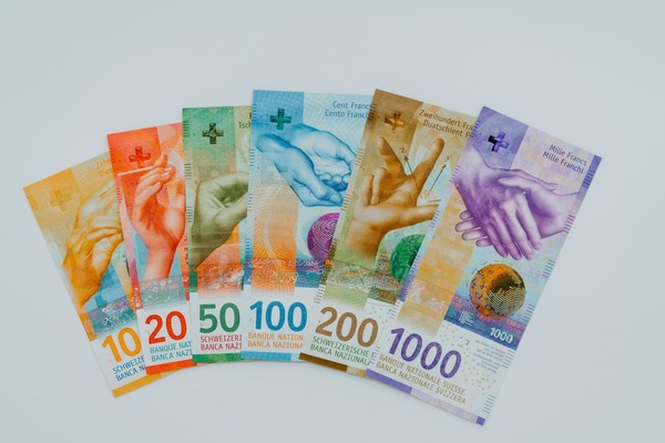 Billetes del franco suizo, moneda oficial de Suiza, utilizada en transacciones financieras y comerciales a nivel internacional.