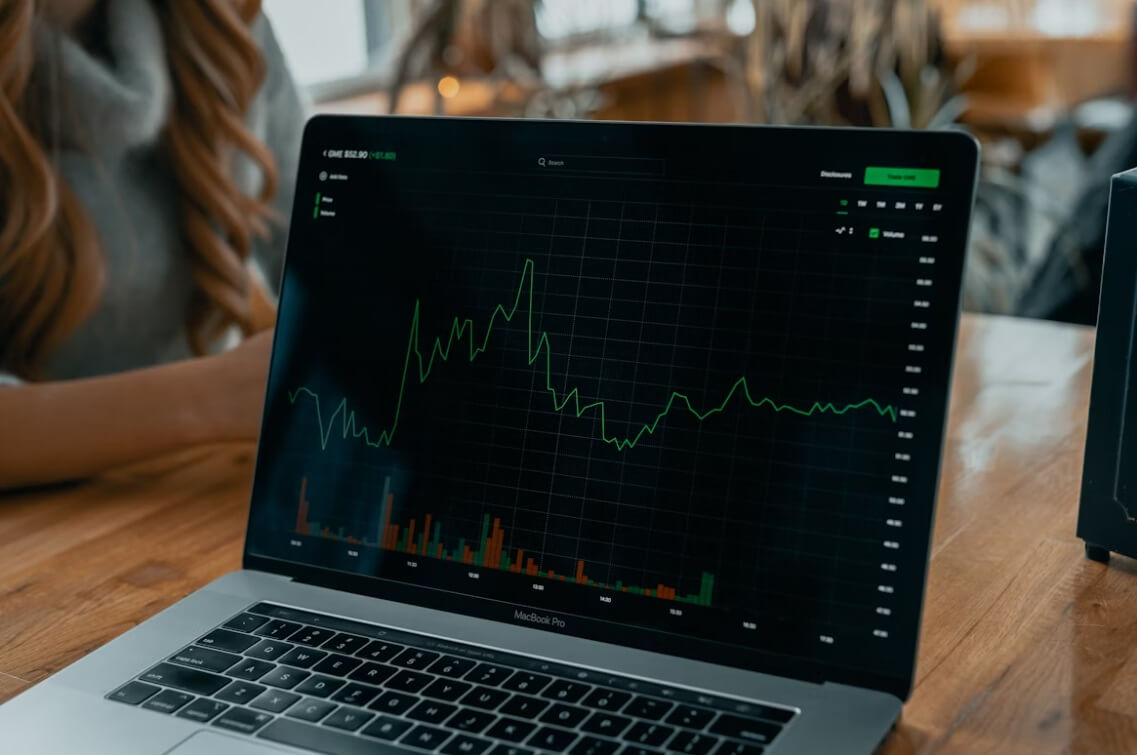Арилжааны шугамын графикийг харуулсан дэвтэр A notebook showing a trading line graph