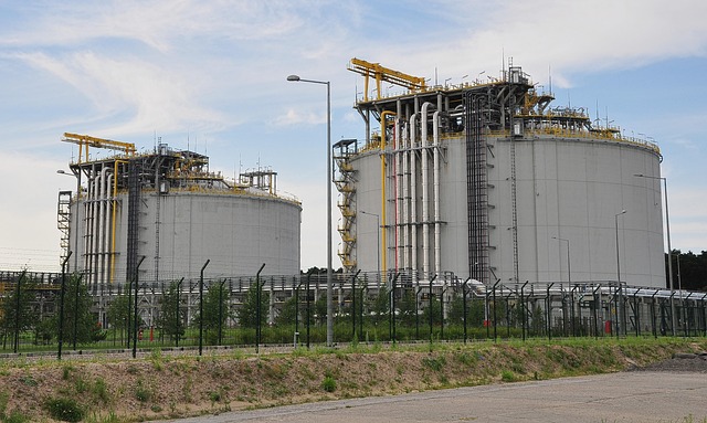 Terminal de gas natural licuado en un gasopuerto industrial