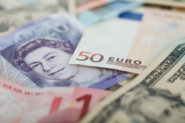 Billetes de libras esterlinas junto con el euro