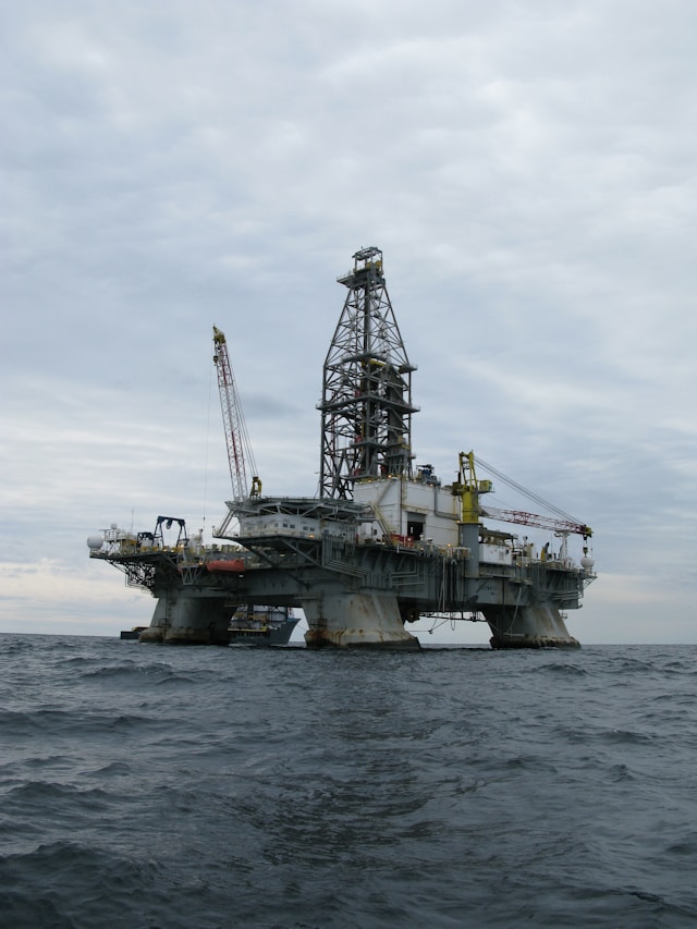 Plataforma petrolera marina extrayendo crudo, primera etapa en el proceso de obtención del petróleo para su uso industrial y energético