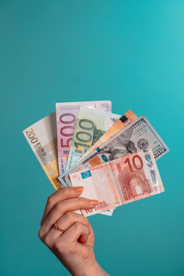 Billetes del euro y del dólar estadounidense, uno de los pares más líquidos del mercado
