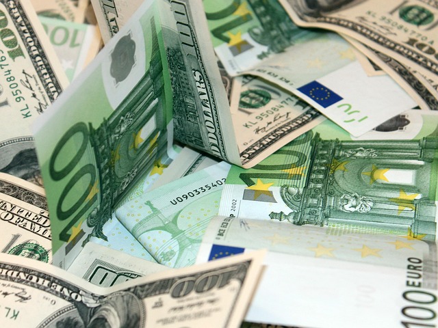 Billetes de 100 euros y 100 dólares estadounidenses