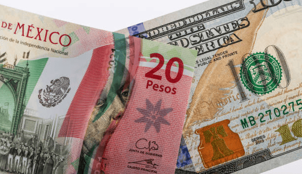 Billetes del dólar estadounidense junto al del peso mexicano