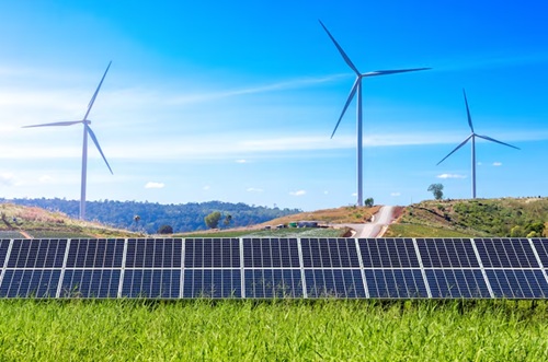 Paneles solares y turbinas eólicas representando inversiones en energía renovable