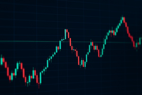 Gráfico de velas japonesas en pantalla, ejemplo típico de trading intradía.