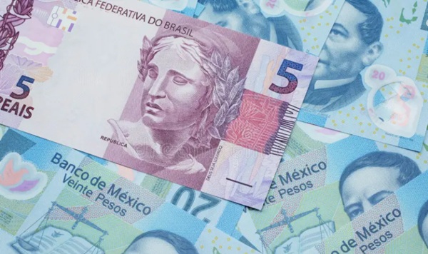 Billetes del real brasileño junto al peso mexicano