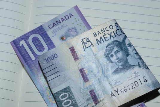 Billetes de peso mexicano y dólar canadiense