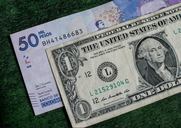 Billetes de peso colombiano y dólar