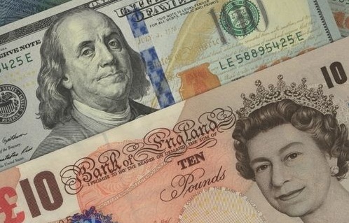 Billetes de libras esterlinas y dólares