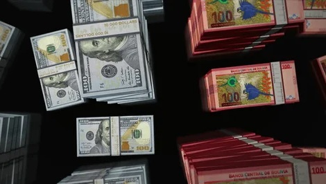 Billetes de dólares y bolivianos
