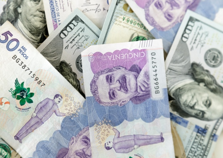 Billetes de dólares y pesos colombianos