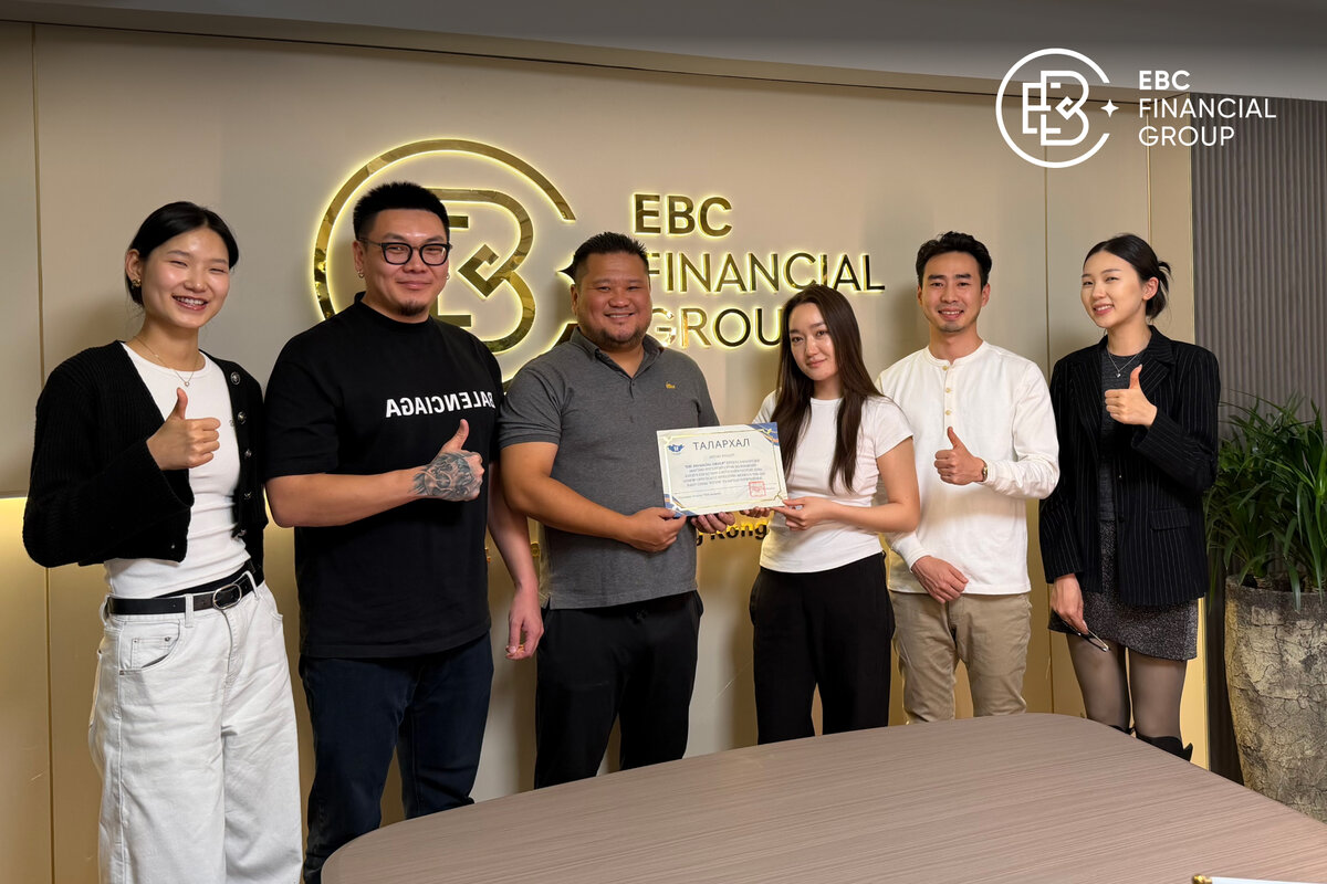 EBC與感謝證書合影 EBC与感谢证书合影