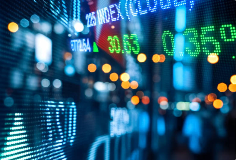 ガラスに映る街の風景と株価情報の表示 ガラスに映る街の風景と株価情報の表示