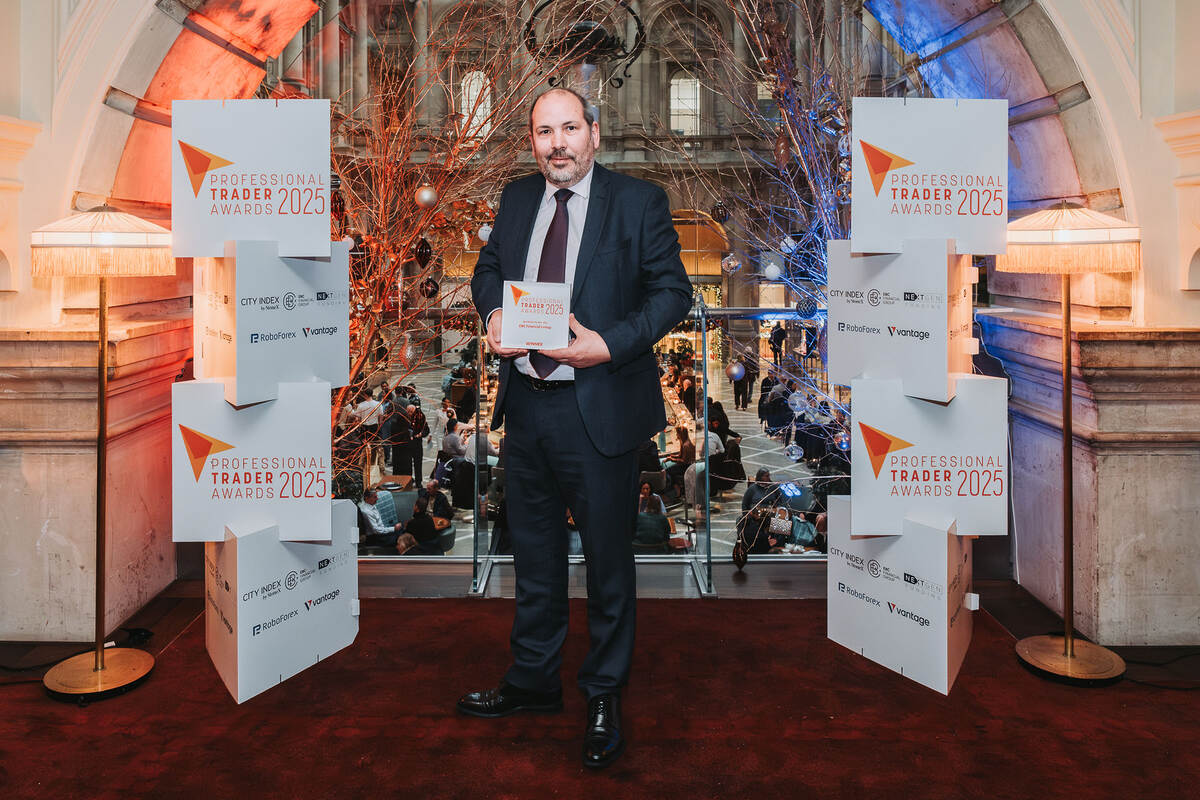 Christopher Potts, Giám đốc Vận hành & Giám đốc Công nghệ của EBC Financial Group (UK) Ltd., đại diện EBC nhận giải Best Broker for Execution tại Professional Trader Awards 2025 do Holiston Media tổ chức