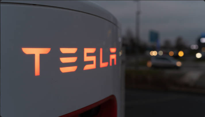 Supercharger da Tesla à noite Tesla supercharger at night