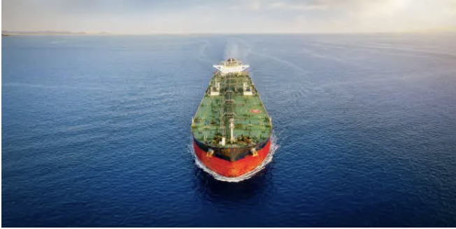 바다를 항행하는 유조선