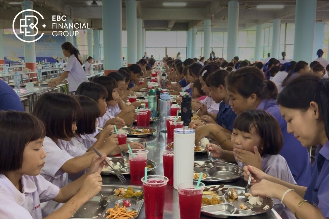 泰国Wat Sakaew古寺的孩子们正在吃饭