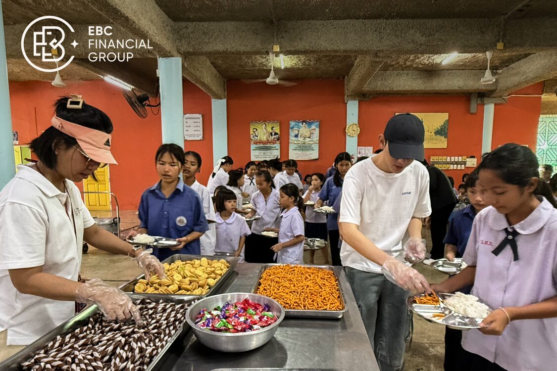 EBC给孩子们分发食物