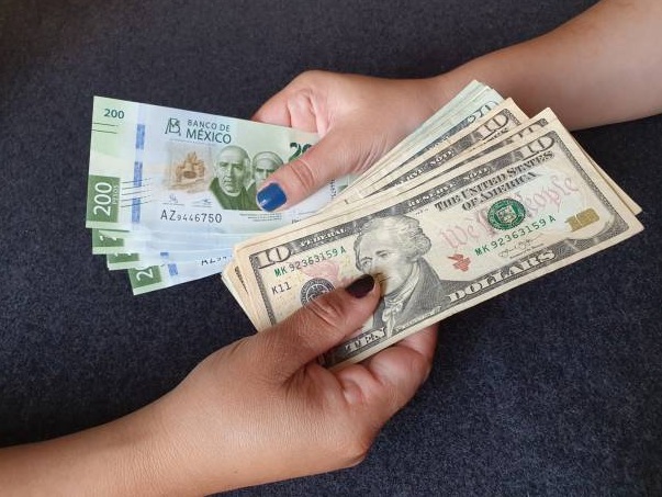 ¿Qué está sosteniendo al peso?