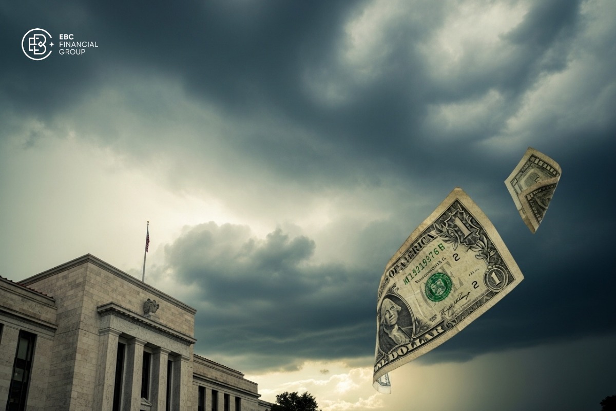 Fed trước sức ép từ Trump, USD lao dốc và vàng vượt 5.000 USD/oz