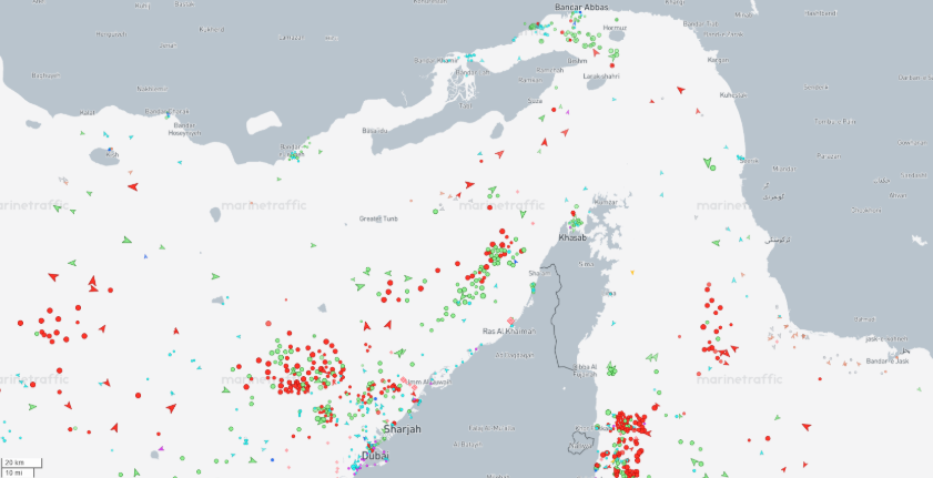 霍尔木兹海峡航运受阻