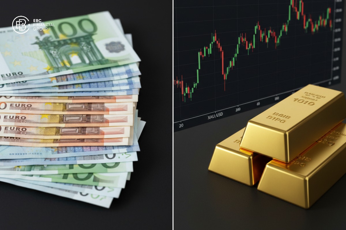 Một khung đôi, bên trái là đồng euro, bên phải là thỏi vàng, ở giữa là đồ thị XAU/USD đang dao động quanh vùng cao.