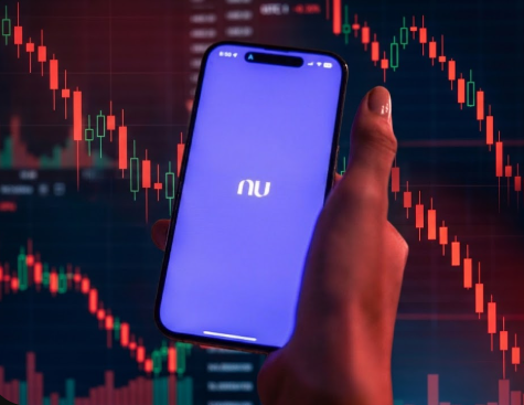 Logo de Nu Holdings con un fondo de velas bajistas