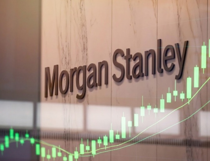 Logo de Morgan Stanley con velas de trading alcistas