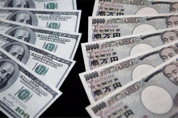 美元兑日元录得两个月最大单日涨幅后回落，日本央行政策面临挑战