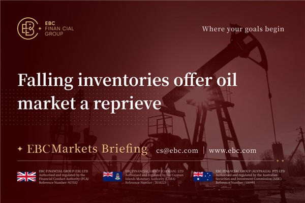 La caída de los inventarios ofrece un respiro al mercado petrolero