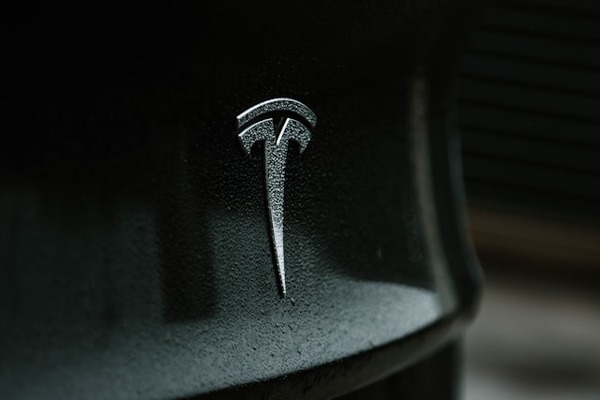 Объяснение дробления акций Tesla: что следует знать инвесторам