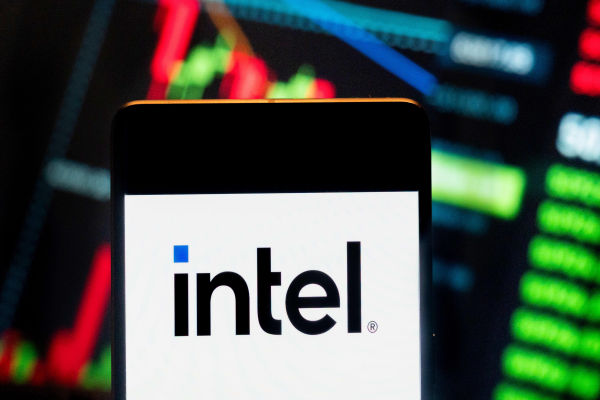 Почему акции Intel такие дешевые? Объяснение 4 основных причин