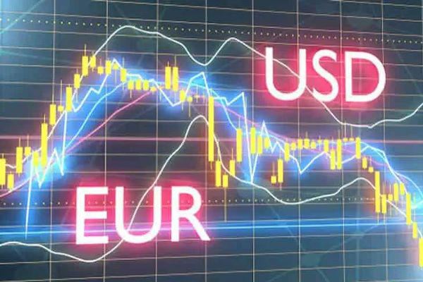 EUR Falling Against USD: Who's Driving the Drop? 