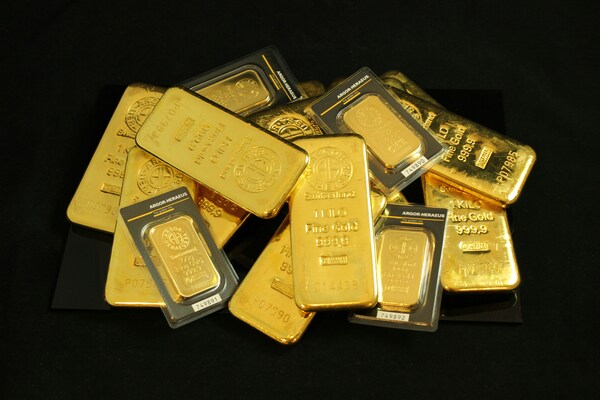 เทรดทอง XAUUSD เมื่อพุ่งแตะ $3,300 รับดอลลาร์อ่อน