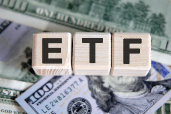 如何通过美股ETF定期定额投资实现稳健财富增长?