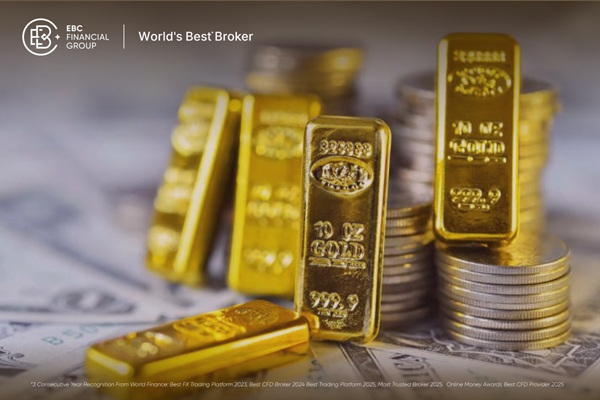 Gold Slumps on Strong Dollar and Fading Rate-Cut Hopes