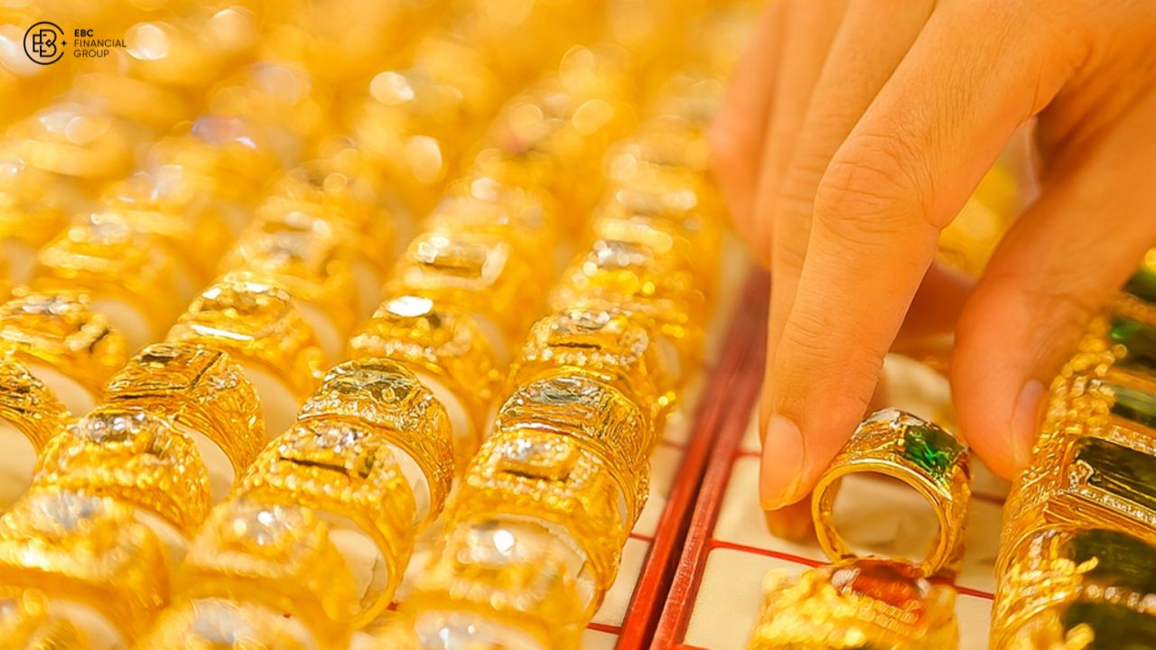 Giá vàng hôm nay giảm gần 1 triệu/lượng: Vẫn chen chân mua vàng