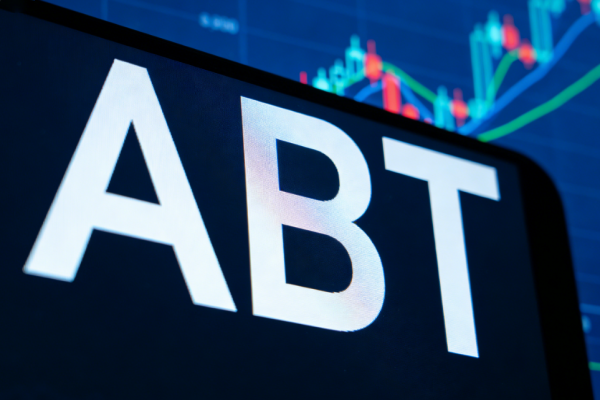 不暴漲卻長期上漲，美股ABT股價的真正驅動力是什麼？