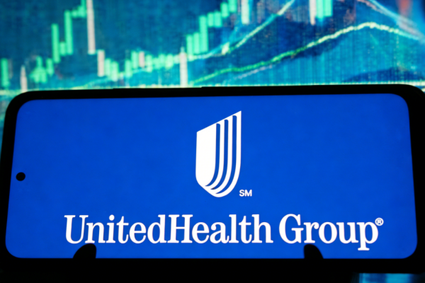 聯合健康股價下跌又反彈，是陷阱還是良機?