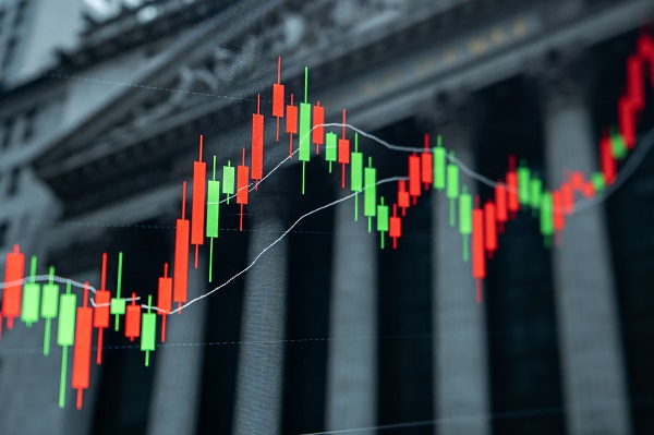 標普500破7000：美股反彈為何市場恐慌？現在該賣股票嗎？